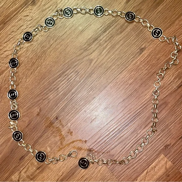 Wonderful Gucci metal belt.